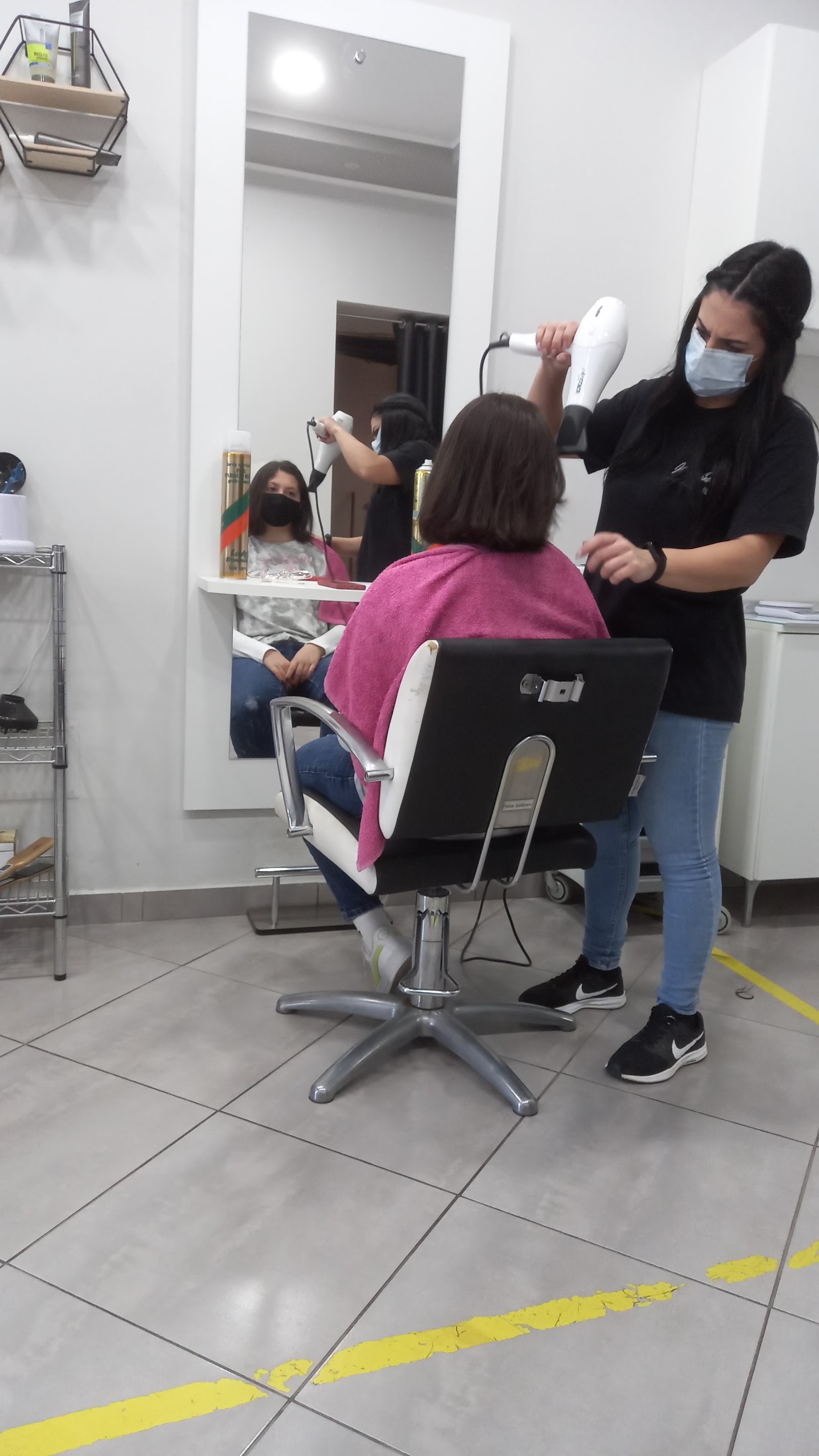 Interno del salone: piega in corso davanti allo specchio