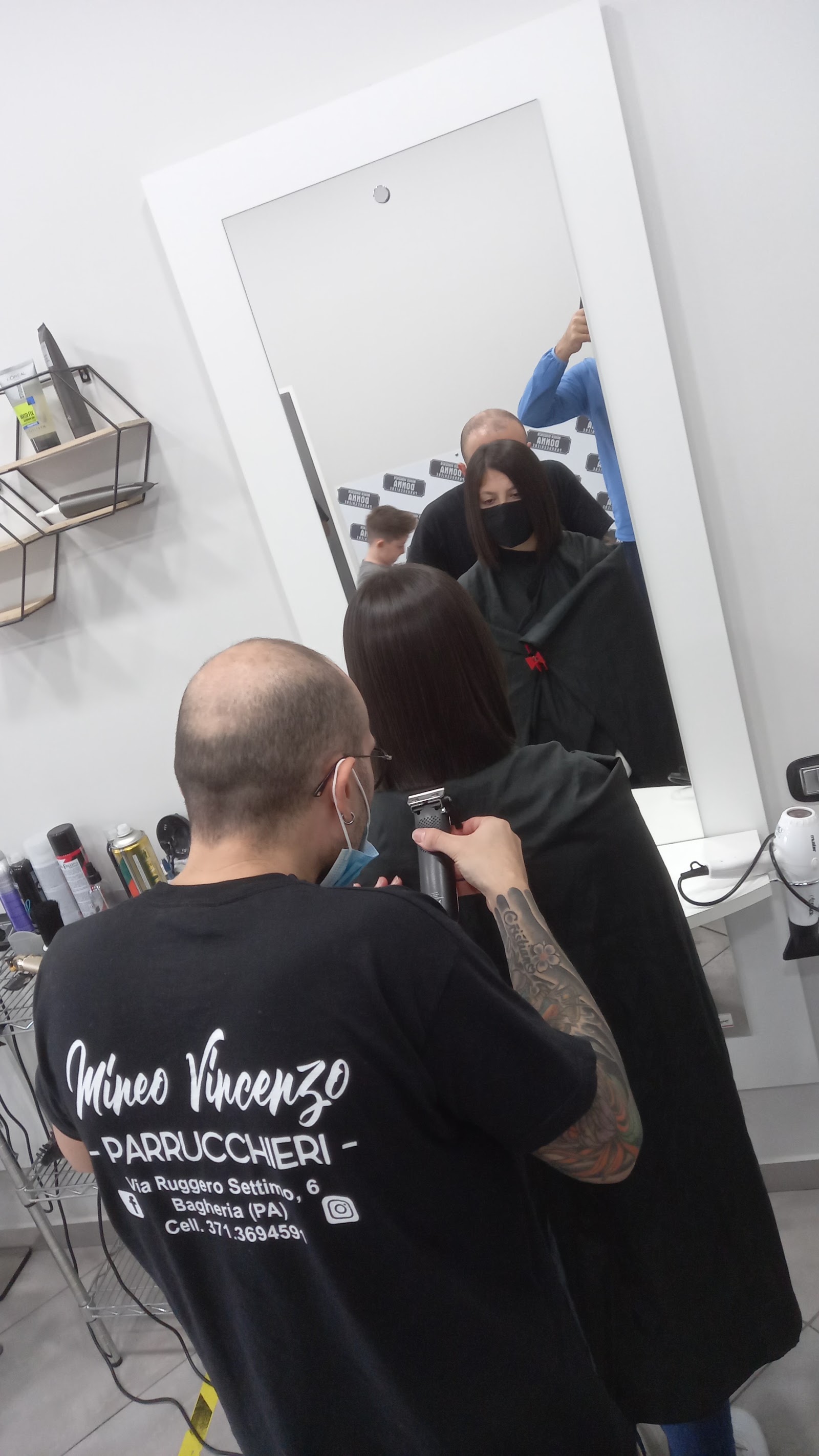 Membro dello staff con la maglia storica del salone, indirizzo e contatti stampati sopra